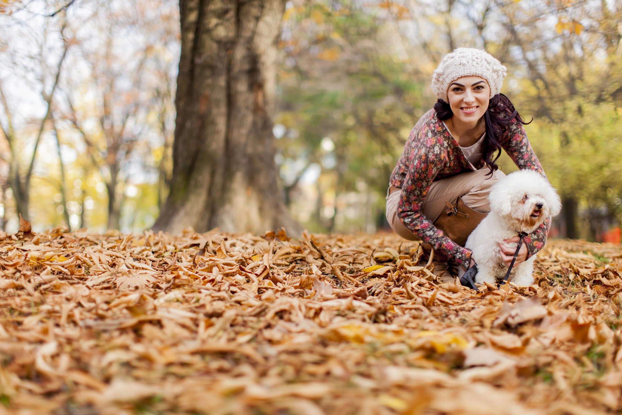 mujer feliz en medio de la naturaleza con su mascota